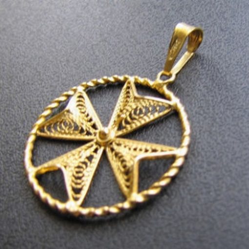 9ct Gold filigree Maltese Cross pendant