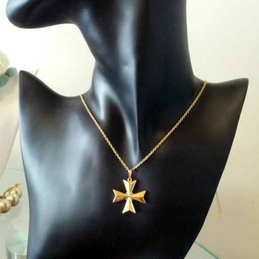 9ct Gold Maltese Cross 3D pendant with Belcher chain