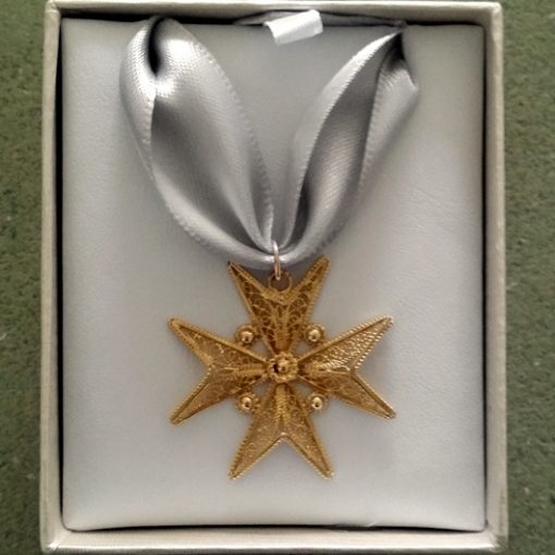 18ct Gold filigree Maltese Cross pendant 3cm